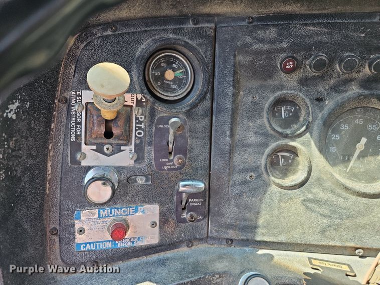 image for item DQ1118 1985 Ford LT8000  crane truck