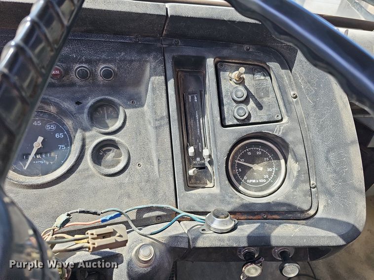 image for item DQ1118 1985 Ford LT8000  crane truck