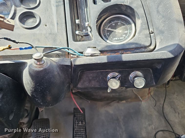 image for item DQ1118 1985 Ford LT8000  crane truck