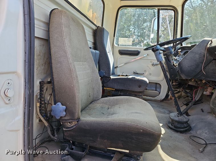 image for item DQ1118 1985 Ford LT8000  crane truck