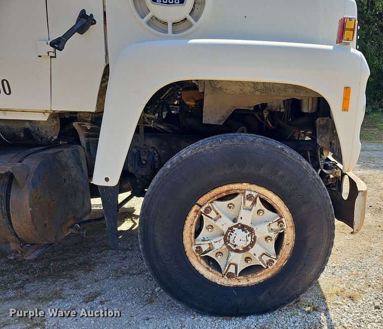 image for item DQ1118 1985 Ford LT8000  crane truck