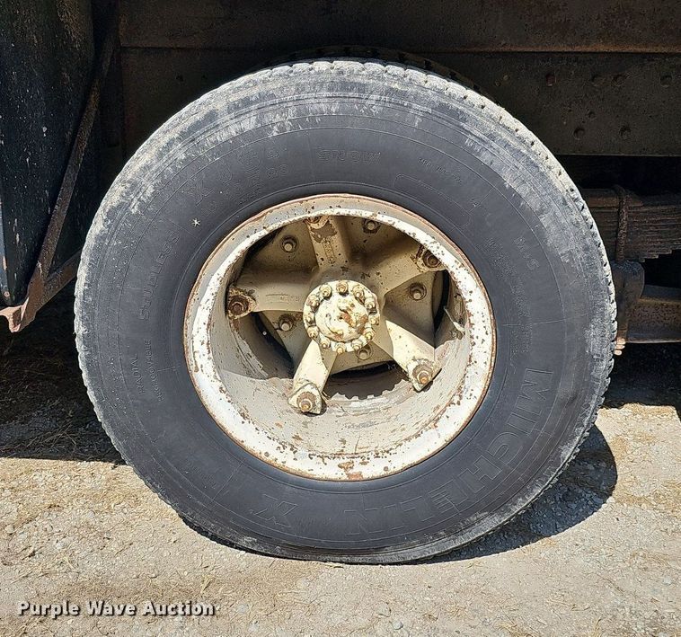 image for item DQ1118 1985 Ford LT8000  crane truck