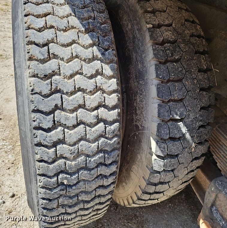 image for item DQ1118 1985 Ford LT8000  crane truck