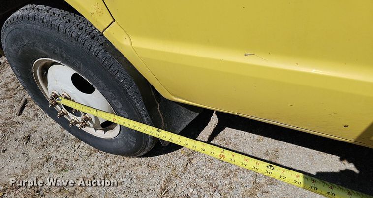 image for item DQ1119 1990 Ford E350  box truck