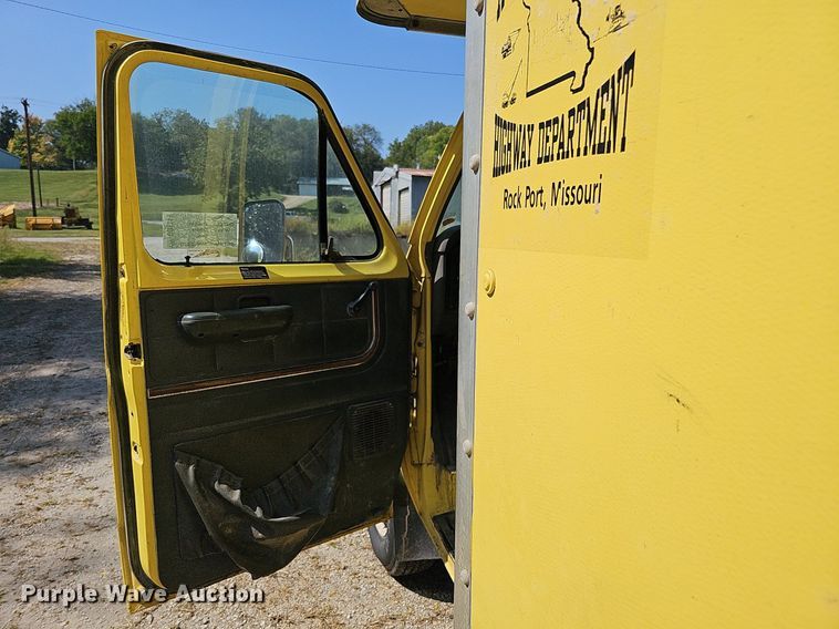 image for item DQ1119 1990 Ford E350  box truck