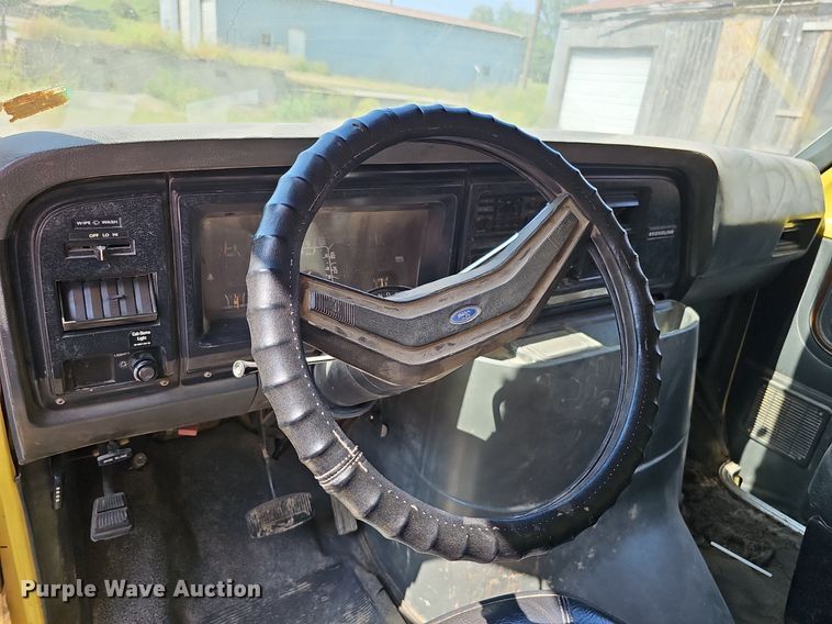 image for item DQ1119 1990 Ford E350  box truck