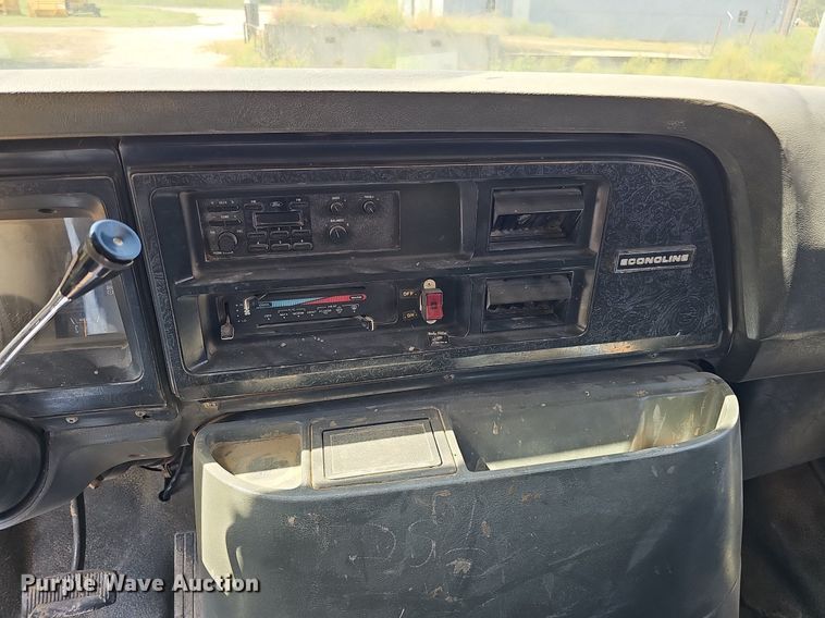 image for item DQ1119 1990 Ford E350  box truck