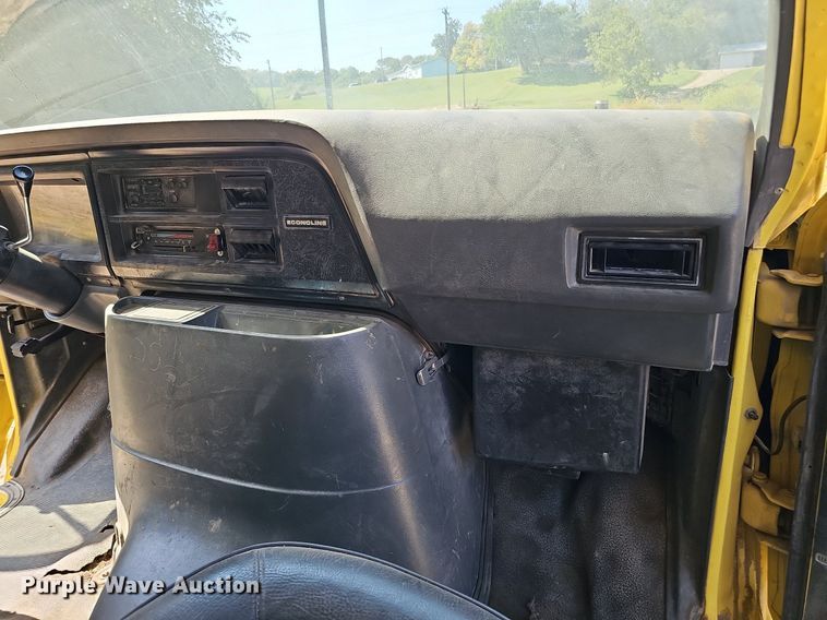 image for item DQ1119 1990 Ford E350  box truck