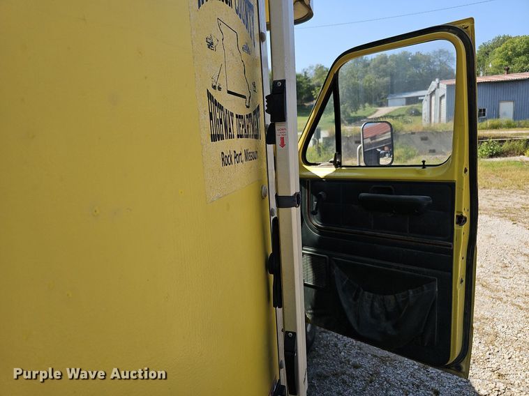 image for item DQ1119 1990 Ford E350  box truck