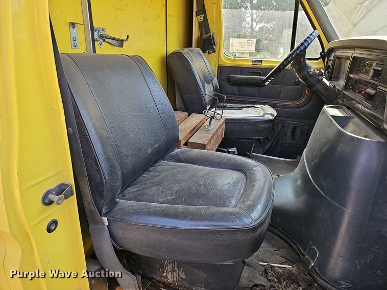 image for item DQ1119 1990 Ford E350  box truck