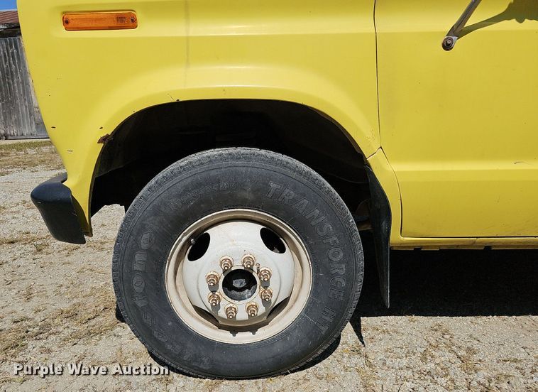 image for item DQ1119 1990 Ford E350  box truck