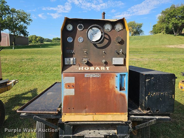 image for item DQ1124 1980 Hobart GCC-300-W  welder