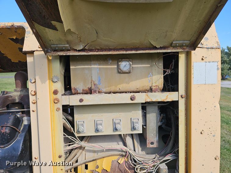 image for item DQ1124 1980 Hobart GCC-300-W  welder