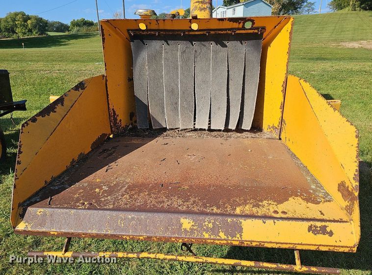 image for item DQ1125 Wood Chuck 3324D  wood chipper