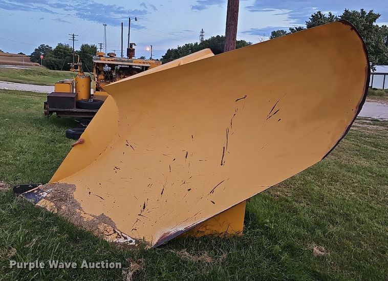 image for item DQ1131 Henke  V-plow