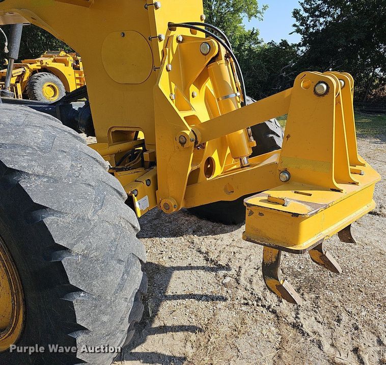 image for item DQ1142 2010 John Deere 672G  motor grader