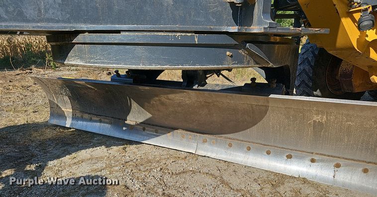 image for item DQ1142 2010 John Deere 672G  motor grader