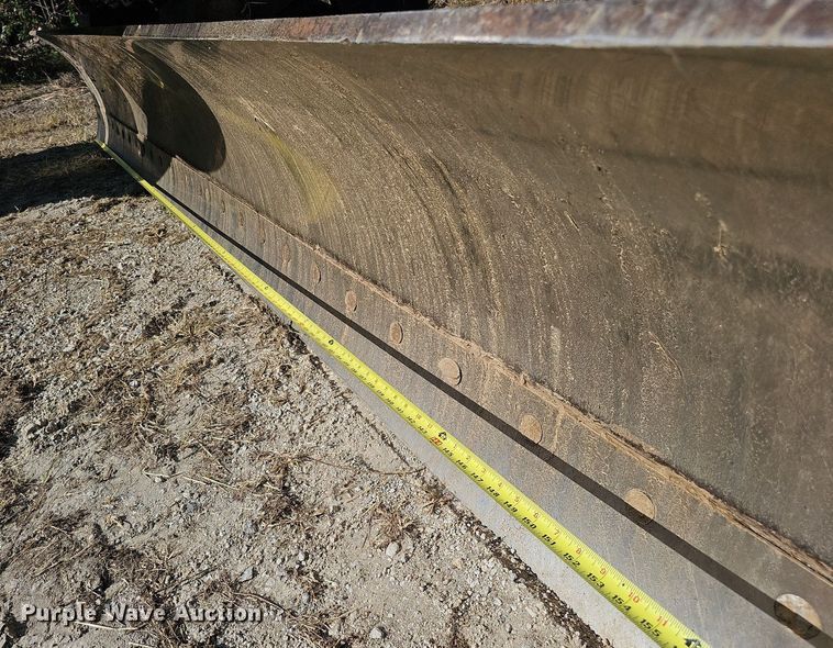 image for item DQ1142 2010 John Deere 672G  motor grader