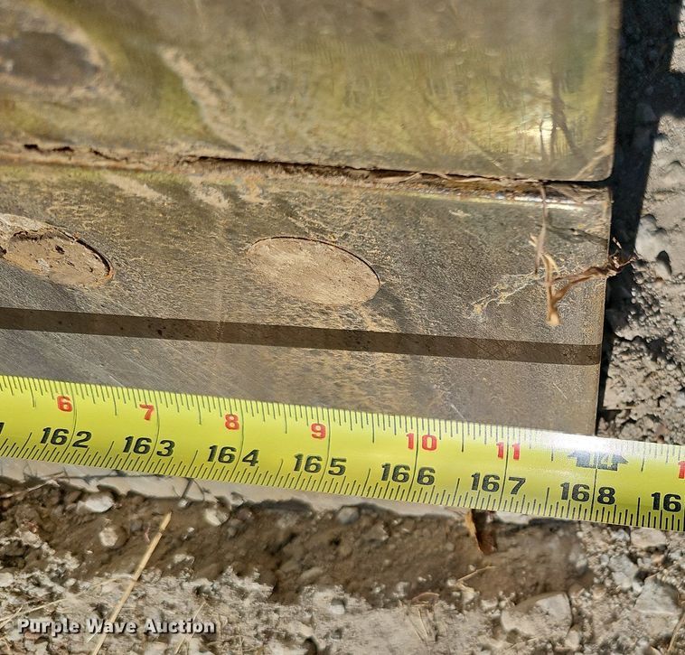 image for item DQ1142 2010 John Deere 672G  motor grader