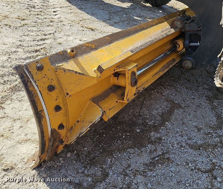 image for item DQ1142 2010 John Deere 672G  motor grader