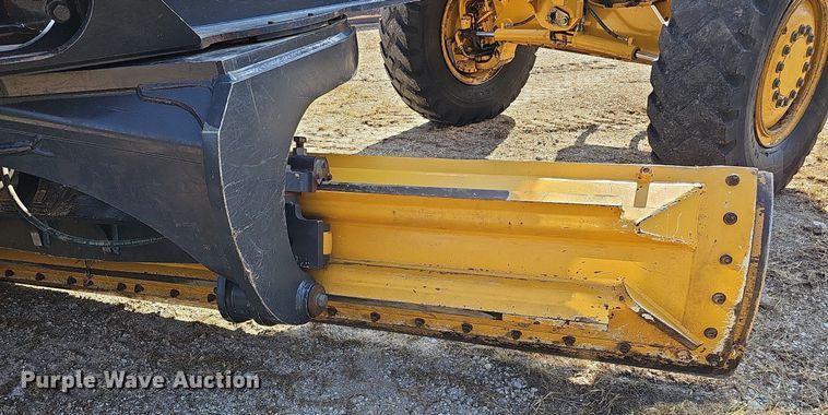 image for item DQ1142 2010 John Deere 672G  motor grader