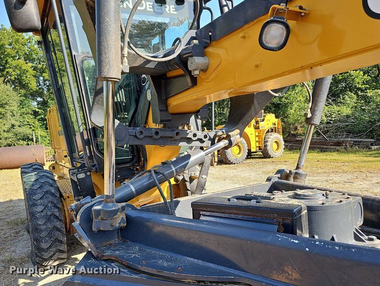 image for item DQ1142 2010 John Deere 672G  motor grader