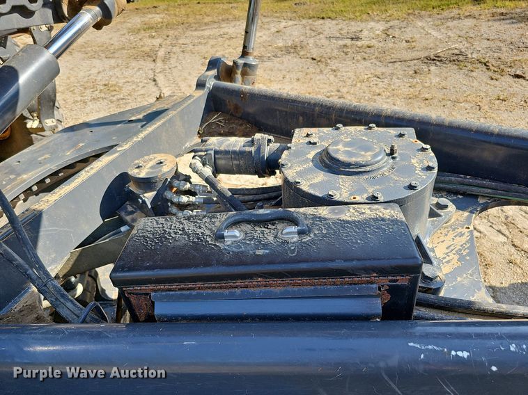 image for item DQ1142 2010 John Deere 672G  motor grader