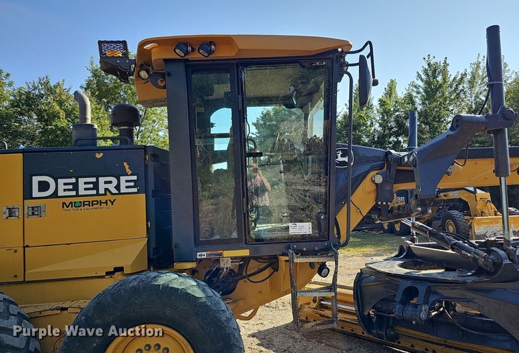 image for item DQ1142 2010 John Deere 672G  motor grader