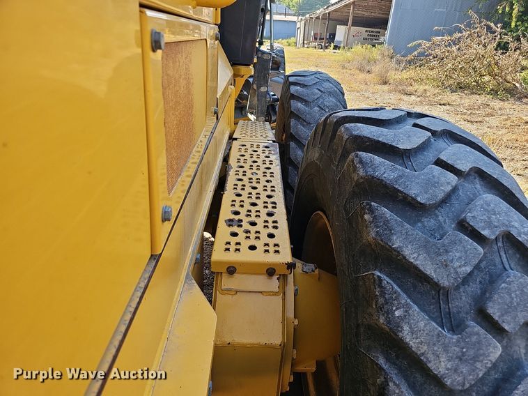 image for item DQ1142 2010 John Deere 672G  motor grader