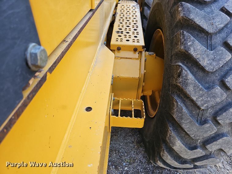 image for item DQ1142 2010 John Deere 672G  motor grader