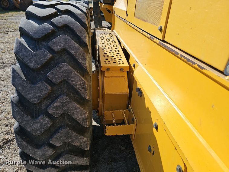 image for item DQ1142 2010 John Deere 672G  motor grader