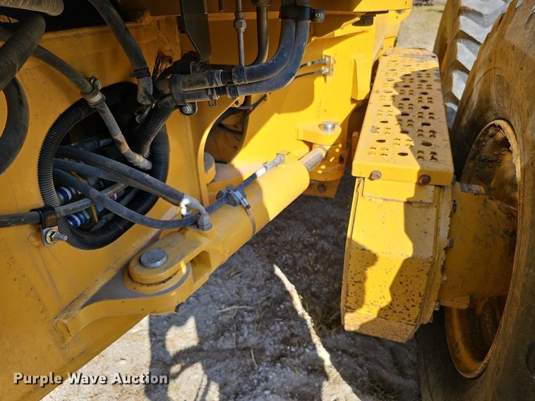 image for item DQ1142 2010 John Deere 672G  motor grader