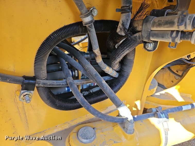 image for item DQ1142 2010 John Deere 672G  motor grader