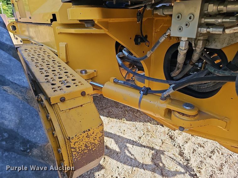 image for item DQ1142 2010 John Deere 672G  motor grader