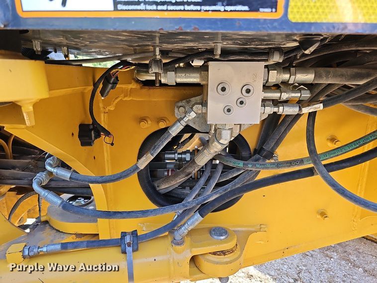 image for item DQ1142 2010 John Deere 672G  motor grader