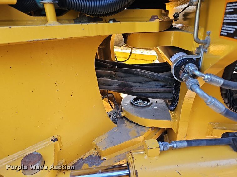 image for item DQ1142 2010 John Deere 672G  motor grader