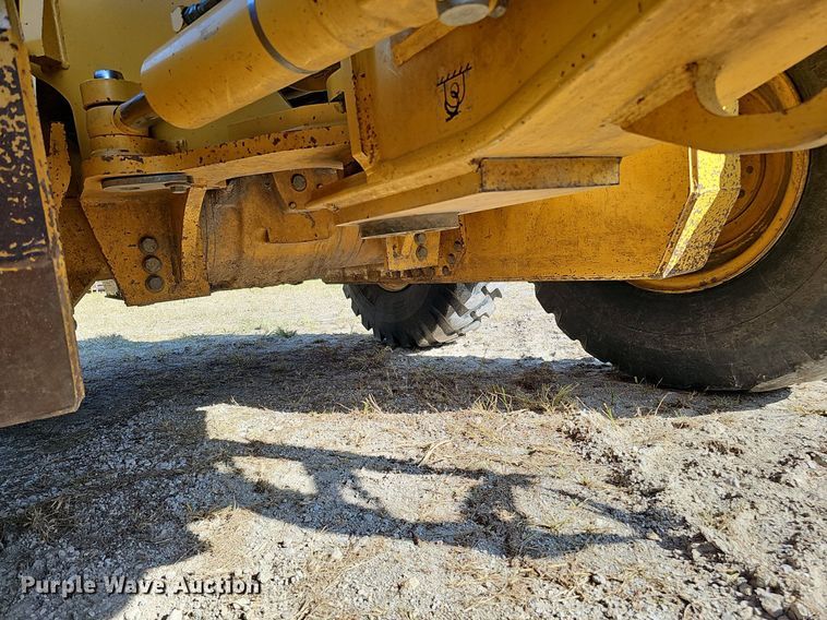 image for item DQ1142 2010 John Deere 672G  motor grader