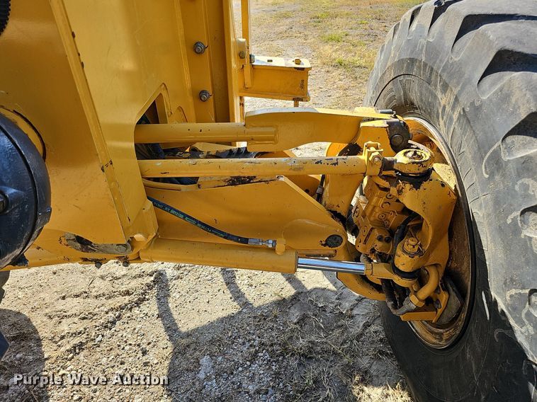 image for item DQ1142 2010 John Deere 672G  motor grader