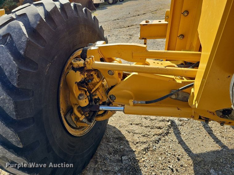 image for item DQ1142 2010 John Deere 672G  motor grader