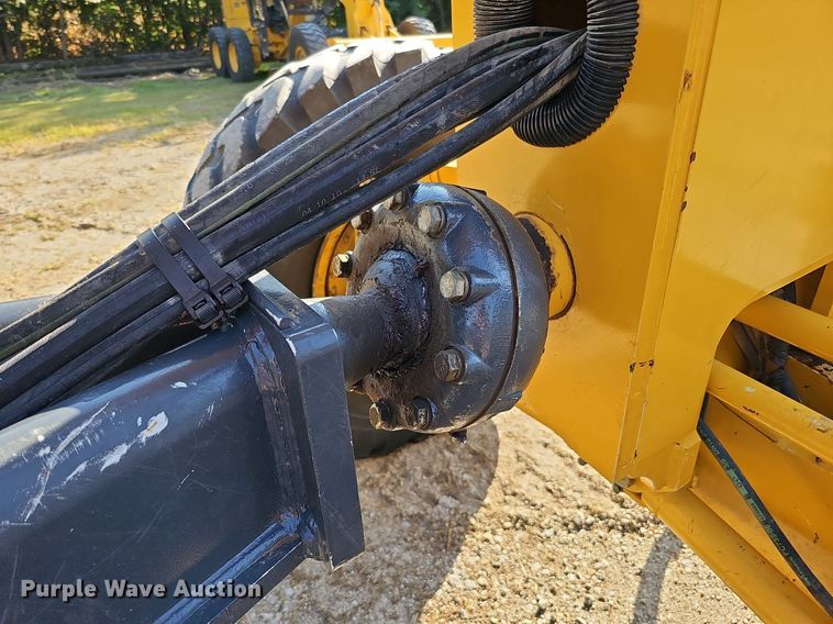 image for item DQ1142 2010 John Deere 672G  motor grader