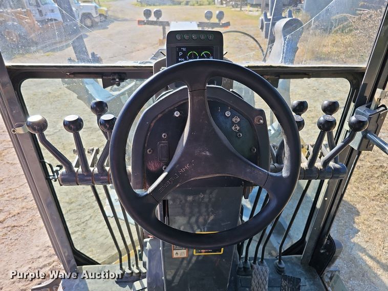 image for item DQ1142 2010 John Deere 672G  motor grader