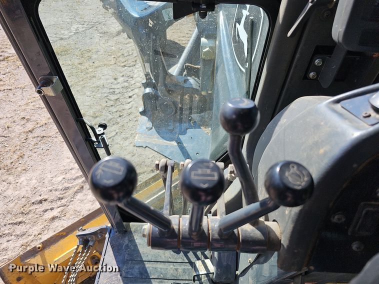 image for item DQ1142 2010 John Deere 672G  motor grader