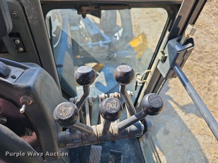 image for item DQ1142 2010 John Deere 672G  motor grader