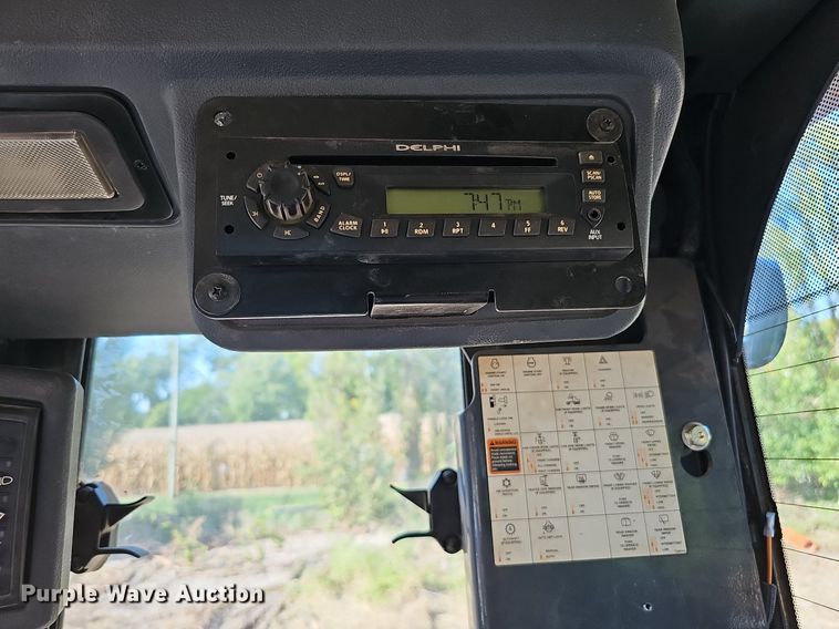 image for item DQ1142 2010 John Deere 672G  motor grader