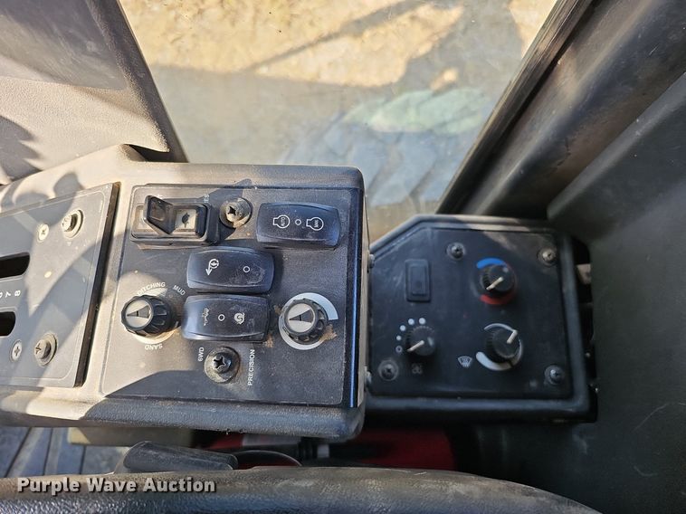 image for item DQ1142 2010 John Deere 672G  motor grader