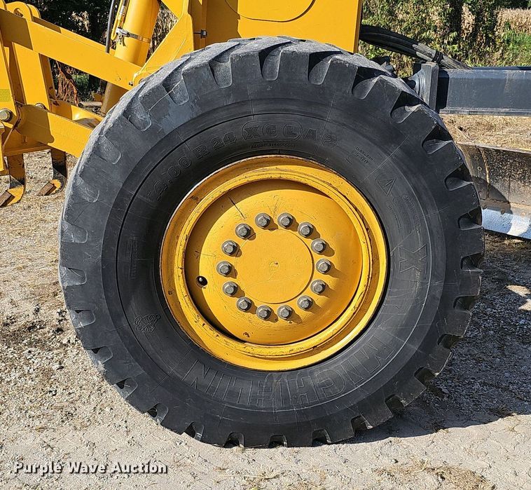 image for item DQ1142 2010 John Deere 672G  motor grader