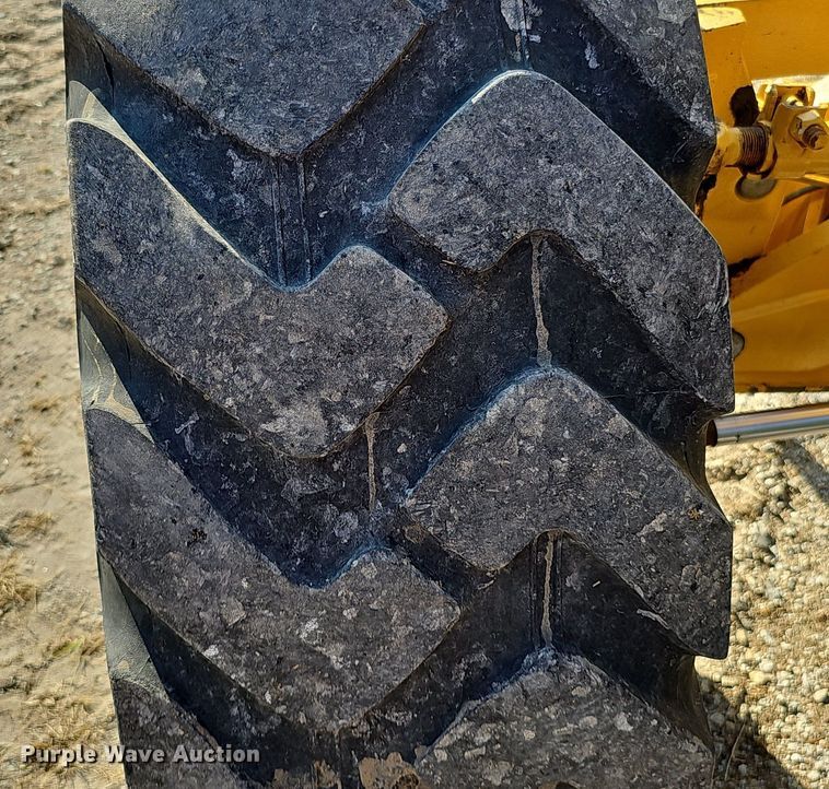 image for item DQ1142 2010 John Deere 672G  motor grader