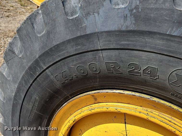 image for item DQ1142 2010 John Deere 672G  motor grader