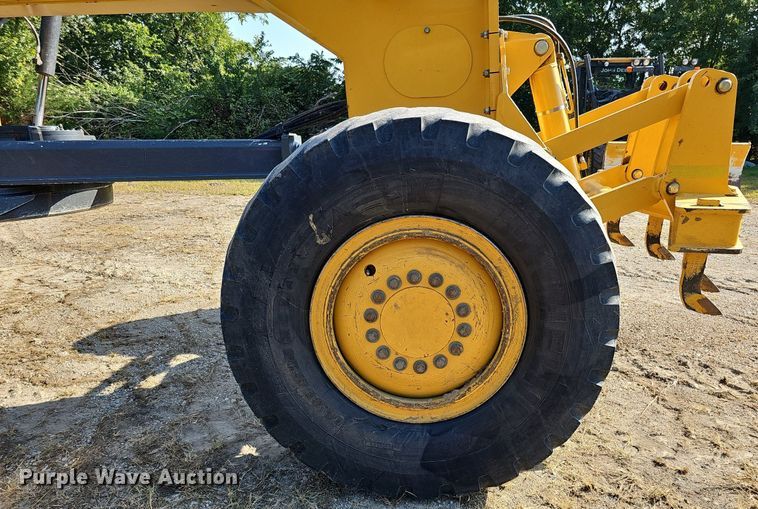 image for item DQ1142 2010 John Deere 672G  motor grader