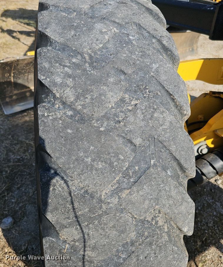 image for item DQ1142 2010 John Deere 672G  motor grader